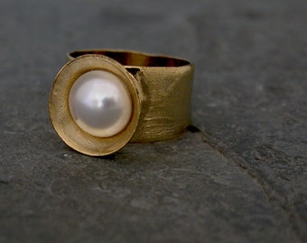 Anillo de compromiso de perlas de oro único, anillo de oro mate, anillo de compromiso único, anillo de perlas, joyería de compromiso, joyería de perlas, anillo de bodas