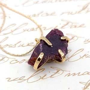 Colar de ouro rubi bruto, colar com pedra de nascimento de julho, pingente de pedra rubi em formato livre, pingente de rubi genuíno, pingente de rubi rústico, pedra preciosa