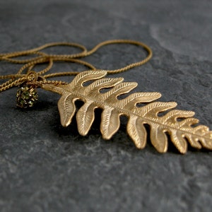 Höstlövshalsband i guld, Halsband med naturligt löv i guld bild 3