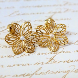 Pearl Bridal Earrings, Wedding Party Earrings, Elegant Pearl Earrings, Gold Stud Earrings, Gold Pearl Flower Stud Earrings, Flower Studs
