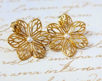 Pearl Bridal Earrings, Wedding Party Earrings, Elegant Pearl Earrings, Gold Stud Earrings, Gold Pearl Flower Stud Earrings, Flower Studs