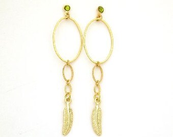 Pendientes de plumas doradas, pendientes de aro dorados, pendientes de plumas, pendientes largos bohemios, pendientes llamativos, estilo boho chic, pendientes bohemios para boda