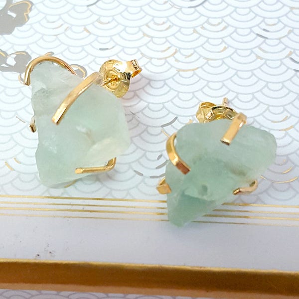 Orecchini in pietra grezza dorata, gioielli in pietra grezza, orecchini in fluorite grezza, orecchini a bottone in pietra grezza, orecchini in pietra grezza, orecchini da damigella d'onore, regalo