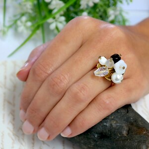 Regalo para madres, anillo de cóctel floral dorado, anillo dorado para mujer, anillo floral de Swarovski en oro blanco y negro, anillo floral dorado, anillo con cristales dorados