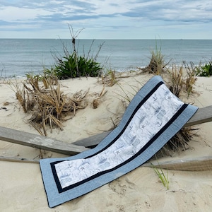 Camino de mesa náutico hecho a mano – Mapa del Viejo Mundo azul marino y blanco – Veleros y brújula – Algodón con borde de lino – 37 x 122 cm