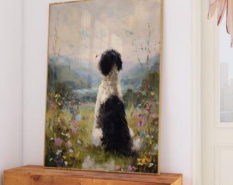 Könnte beinhalten: Ölgemälde eines schwarz-weißen Hundes, der in einem Feld mit Wildblumen sitzt. Das Kunstwerk ist goldgerahmt und steht auf einem Holzschrank. Im Vordergrund befinden sich ein geschwungenes Sofa mit braunem Kissen und ein rosa Kronleuchter.