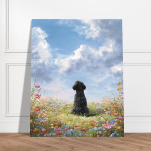 Puede incluir: Impresión en lienzo de un perro negro sentado en un prado de flores silvestres, mirando hacia un cielo azul nublado. La obra de arte presenta un estilo suave y pictórico con flores coloridas y hierba verde exuberante.