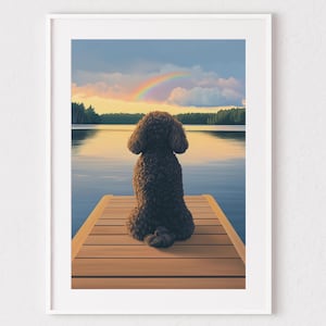 Op de afbeelding: Een ingelijste print met een zwarte poedel die op een houten steiger zit en uitkijkt over een meer met een regenboog. Het kunstwerk heeft een serene, natuurlijke thema, met de hond en het landschap als belangrijkste onderwerpen.
