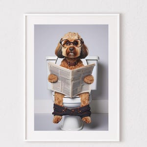 Peut inclure: Impression encadrée d'un chien portant des lunettes et lisant un journal assis sur des toilettes. Le chien est brun avec des oreilles brun foncé et porte des lunettes rondes. Le chien porte un jean bleu foncé.