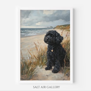 Könnte beinhalten: Gerahmtes Gemälde eines schwarzen Hundes, der auf einer Sanddüne sitzt und auf das Meer blickt. Das Kunstwerk zeigt eine ruhige Strandszene mit bewölktem Himmel und hohem Gras. Der Hund trägt ein goldfarbenes Halsband.