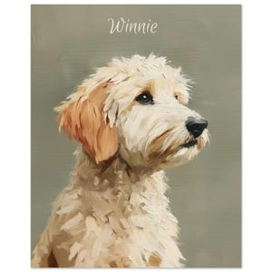 Puede incluir: Pintura al óleo de un perro esponjoso y claro, con pelaje color crema y nariz negra. El perro mira hacia la derecha, con el nombre "Winnie" escrito en cursiva en la parte superior. El fondo es verde apagado.