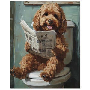 Könnte beinhalten: Ein humorvolles Gemälde, das einen braunen Hund auf einer Toilette zeigt, der eine Zeitung liest. Der Hund hat ein lockiges Fell und lächelt. Die Zeitung hat Text. Der Hintergrund ist türkis.