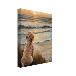 Puede incluir: Impresión en lienzo de un perro golden doodle mirando una puesta de sol sobre el océano. El perro, visto por la espalda, lleva un collar negro. La obra utiliza tonos cálidos de naranja, oro y azul, con pinceladas visibles.