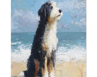 Op de afbeelding: Olieverfschilderij van een hond die op een zandstrand zit, met de oceaan en de lucht op de achtergrond. De hond heeft zwart, wit en bruin haar. Het kunstwerk gebruikt dikke penseelstreken om textuur en diepte te creëren, met een palet van blauw, beige en wit.