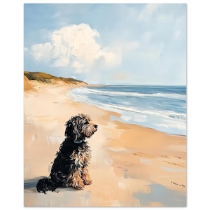 Puede incluir: Pintura al óleo de un perro sentado en una playa de arena, mirando al mar. El perro tiene pelaje negro y marrón y lleva un collar azul. La playa está pintada en tonos cálidos, con un cielo azul y nubes blancas.