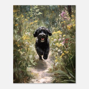 Peut inclure: Un chien noir à l'expression joyeuse court sur un sentier à travers un champ de fleurs sauvages. Le chien a une fourrure sombre et duveteuse, et les fleurs sont un mélange de jaune, de rose et de blanc.