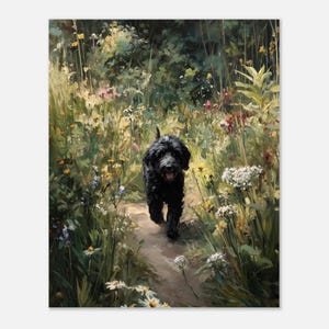 Puede incluir: Una pintura artística representa a un perro negro corriendo hacia el espectador por un sendero a través de un campo de flores silvestres. El perro tiene una expresión feliz. Las flores son en tonos de amarillo, blanco, rosa y morado, creando una escena vibrante.