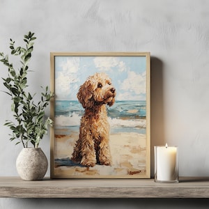 Könnte beinhalten: Ein gerahmter Kunstdruck zeigt einen Golden Doodle Hund an einem Sandstrand, mit Meereswellen und blauem Himmel. Das Kunstwerk hat einen strukturierten, malerischen Stil, mit einem Holzrahmen. Eine Kerze in einem Glashalter steht auf einem Holzregal.