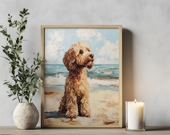 Könnte beinhalten: Ein gerahmter Kunstdruck zeigt einen Golden Doodle Hund an einem Sandstrand, mit Meereswellen und blauem Himmel. Das Kunstwerk hat einen strukturierten, malerischen Stil, mit einem Holzrahmen. Eine Kerze in einem Glashalter steht auf einem Holzregal.