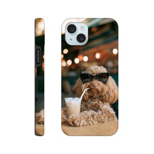 Könnte beinhalten: Eine Smartphone-Hülle mit einem Fotodruck eines flauschigen, hellbraunen Hundes, der eine schwarze Sonnenbrille trägt. Der Hund befindet sich hinter einem durchsichtigen Plastikbecher, der mit einem Eiskaffee, einem weißen Strohhalm und Schaum gefüllt ist.