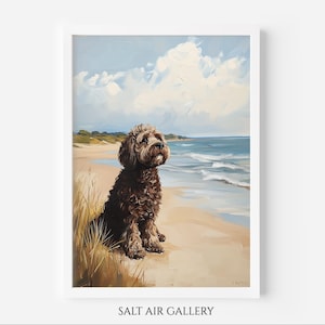 Puede incluir: Pintura enmarcada de un perro marrón sentado en una playa de arena, mirando al mar. La obra de arte presenta un cielo azul con nubes blancas y olas. El perro tiene pelo rizado y está cerca de hierba alta.