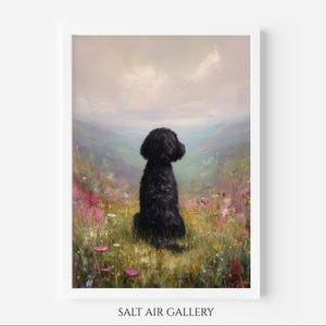 Puede incluir: Una impresión artística enmarcada que representa un perro negro sentado en un campo de flores silvestres. El perro se ve de espaldas, con un fondo suave y borroso de colinas y un cielo nublado. El texto "SALT AIR GALLERY" está en la parte inferior.