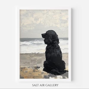 Puede incluir: Pintura al óleo enmarcada que representa a un perro negro sentado en una playa, mirando al mar. La obra de arte utiliza una paleta de tonos neutros, incluyendo gris, beige y blanco, para crear una escena costera serena. La pintura está firmada "SALT AIR GALLERY".