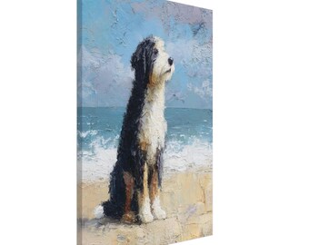 Op de afbeelding: Olieverfschilderij van een hond die op een zandstrand zit en naar de oceaan kijkt. De hond heeft zwart, wit en bruin haar. De achtergrond toont een blauwe lucht en oceaangolven. Het kunstwerk staat op canvas.