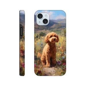 Könnte beinhalten: Handyhülle mit einem Gemälde eines goldbraunen Hundes, der in einem Feld mit Wildblumen sitzt. Der Hintergrund zeigt sanfte Hügel und einen blauen Himmel. Die Seite der Hülle zeigt ein Blumenmuster.