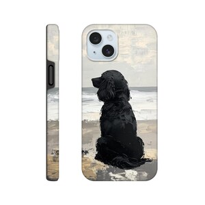 Könnte beinhalten: Eine Handyhülle mit einem schwarzen Hund am Strand, mit einem Hintergrund einer Meereslandschaft. Der Hund ist der Mittelpunkt, dargestellt in einem strukturierten, malerischen Stil. Die Hülle hat eine glänzende Oberfläche und einen Kameraausschnitt.