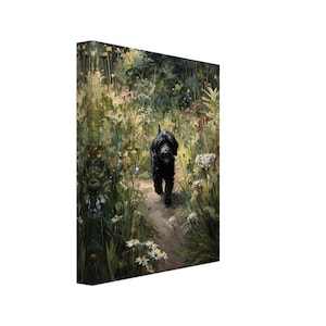 Puede incluir: Impresión en lienzo de un perro negro caminando hacia el espectador por un sendero a través de un campo de flores silvestres. La obra de arte presenta una paleta de colores vibrantes de verdes, amarillos y blancos, creando una escena natural y serena.