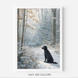 Könnte beinhalten: Ein vertikaler Wandkunstdruck, der einen schwarzen Hund zeigt, der auf einem schneebedeckten Pfad in einem Wald sitzt. Die Szene umfasst hohe Bäume mit hellbraunen Blättern und weiches, diffuses Sonnenlicht, das durch die Zweige fällt. Der Text SALT AIR GALLERY ist unten aufgedruckt.