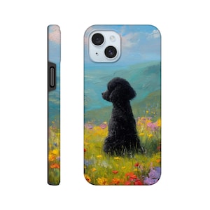 Könnte beinhalten: Handyhülle mit einem künstlerischen Gemälde eines schwarzen Pudels, der in einem Feld bunter Wildblumen sitzt. Der Hintergrund zeigt sanfte grüne Hügel und einen blauen Himmel mit Wolken. Die Hülle hat einen schwarzen Rand.