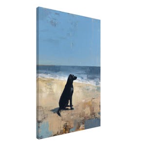 Puede incluir: Impresión artística de un perro negro sentado en una playa de arena, mirando al mar. El cielo es azul claro y el agua es azul oscuro. La pintura tiene un estilo texturizado e impresionista.
