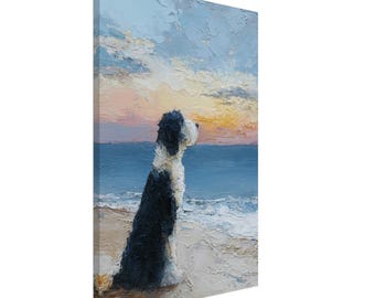 以下が含まれることがあります： 砂浜に座り海を見つめる白黒の犬を描いた印象派の油絵。空はピンク、黄色、青が混ざり合い、日の出または日没を示唆しています。作品はテクスチャード加工が施されており、筆致が見えます。