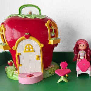 Vintage Strawberry Shortcake Toy Lot – Berry Sweet House, Car, Furniture + Doll – Bandai & Playmates 2003–2006