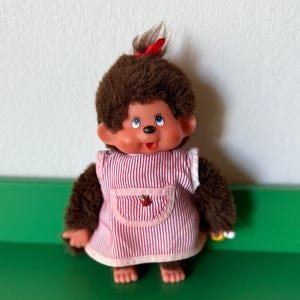Poupée fille Bølle Monchhichi vintage des années 1980 avec robe à rayures rouges, épingle coccinelle et tétine - Rare édition danoise vintage