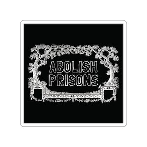 Puede incluir: Adhesivo cuadrado negro con texto blanco que dice "ABOLIR LAS PRISIONES". El texto está enmarcado por un borde decorativo con dos árboles y elementos florales. La pegatina tiene un borde blanco.