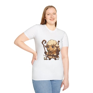 Chibi Schaf Abenteurer Unisex Softstyle T-Shirt, Catan Fan-Art Shirt, Größen XS-3XL, Gemütliche Spielnacht Vibes, Eco Inks, Produktion auf Bestellung