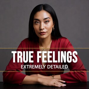 Może przedstawiać: Osoba w czerwonym satynowym topie z białym napisem "TRUE FEELINGS EXTREMELY DETAILED". Osoba nosi złotą biżuterię, w tym naszyjnik, kolczyki, bransoletki i pierścionek. Tło jest jednolicie szare.