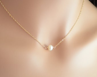 Gargantilha de Pérolas de Água Doce: Colar Minimalista com Acabamento Dourado