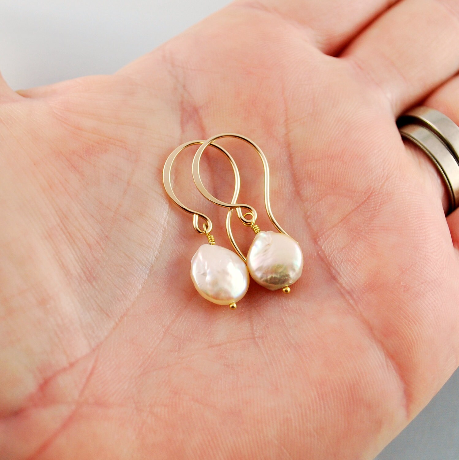 Orecchini Pendenti In Oro Riempito Con Perle D'Acqua Dolce A Forma Di Moneta 11 Mm - Eleganti E Ipoallergenici - Lunghezza 2,5 Cm - 3