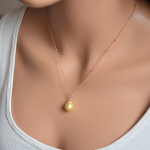 大きなパールペンダントネックレス、ソフトイエローカラー、上品なサテライトチェーン、シングル、女性用シンプルなピンクローズゴールドジュエリー、春コレクション