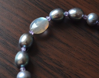 Armband med påfågelspärlor: Sterlingsilver, labradorit och ametist