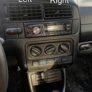 Könnte beinhalten: Schwarzes Auto-Armaturenbrett mit Lüftungsschlitzen, einem Pioneer-Autoradio und Klimaanlagenknöpfen. Das Armaturenbrett enthält den Text "PINK FLOYD" und einen Schalthebelknauf mit dem Text "GTI R13 BR 24".