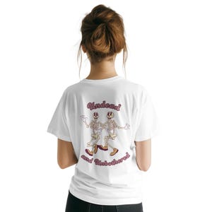 Shirt Undead and Unbothered skelet – Witchy vintage cartoon graphic T-shirt – Alternatieve Halloween-esthetiek