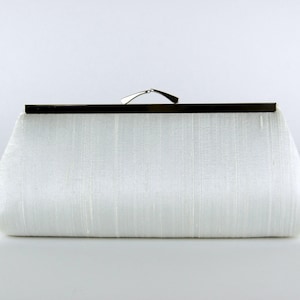 Elfenbeinfarbene oder weiße Seiden-Clutch: Elegante Brauttasche
