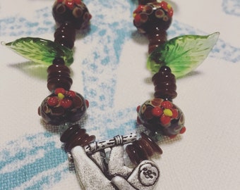 Collar perezoso de flores y hojas