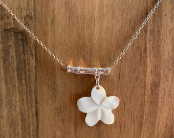 Collar de cadena de plumeria con concha tallada de bambú hawaiano tropical de 18,25 pulgadas