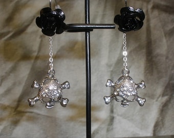 Negro cráneo Rose pendientes